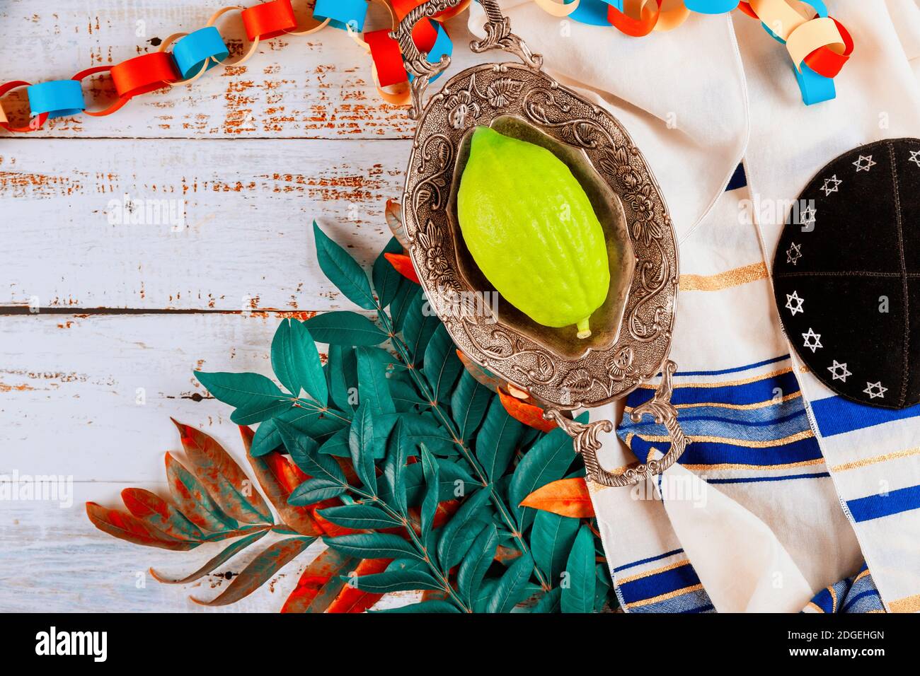 Simboli tradizionali Festival ebraico di Sukkot Etrog, Lulav, hadas, arava libro di preghiera kippah Tallit Foto Stock