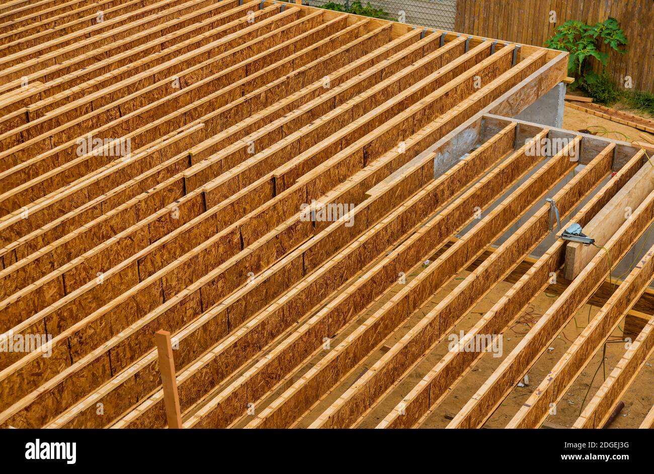 Putrella da pavimento in legno progettata su una nuova casa personalizzata Foto Stock