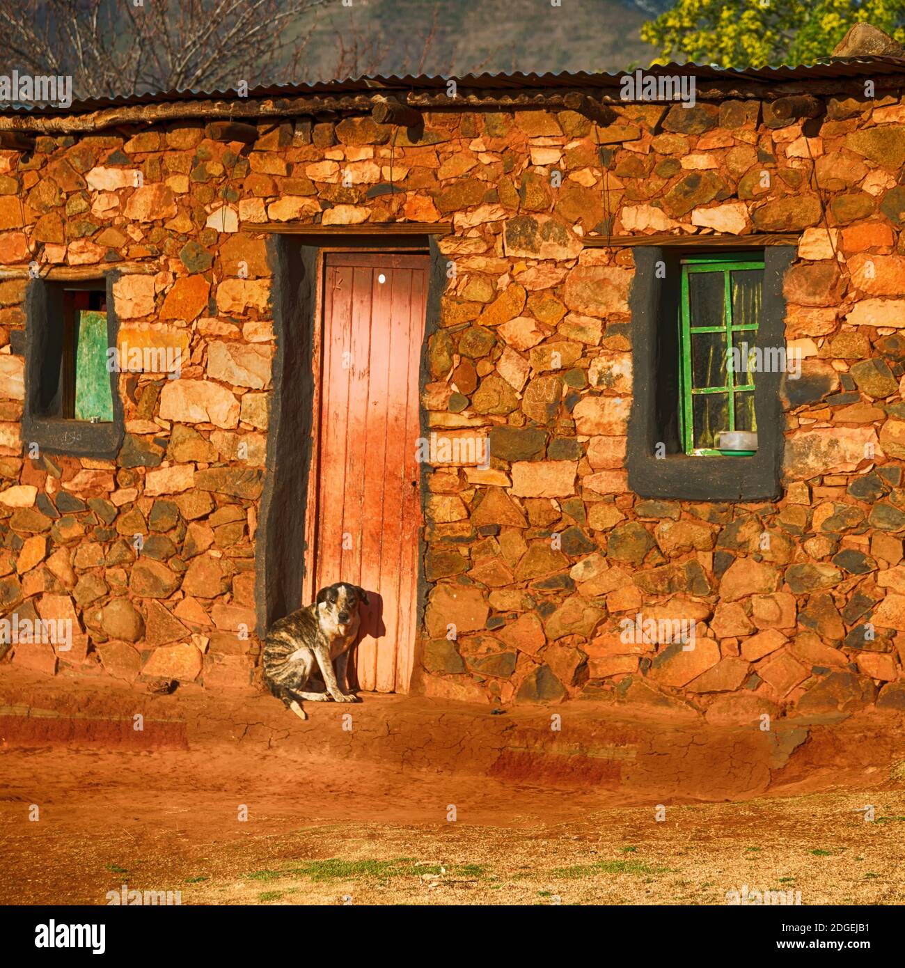 In lesotho villaggio di strada vicino montagna Foto Stock