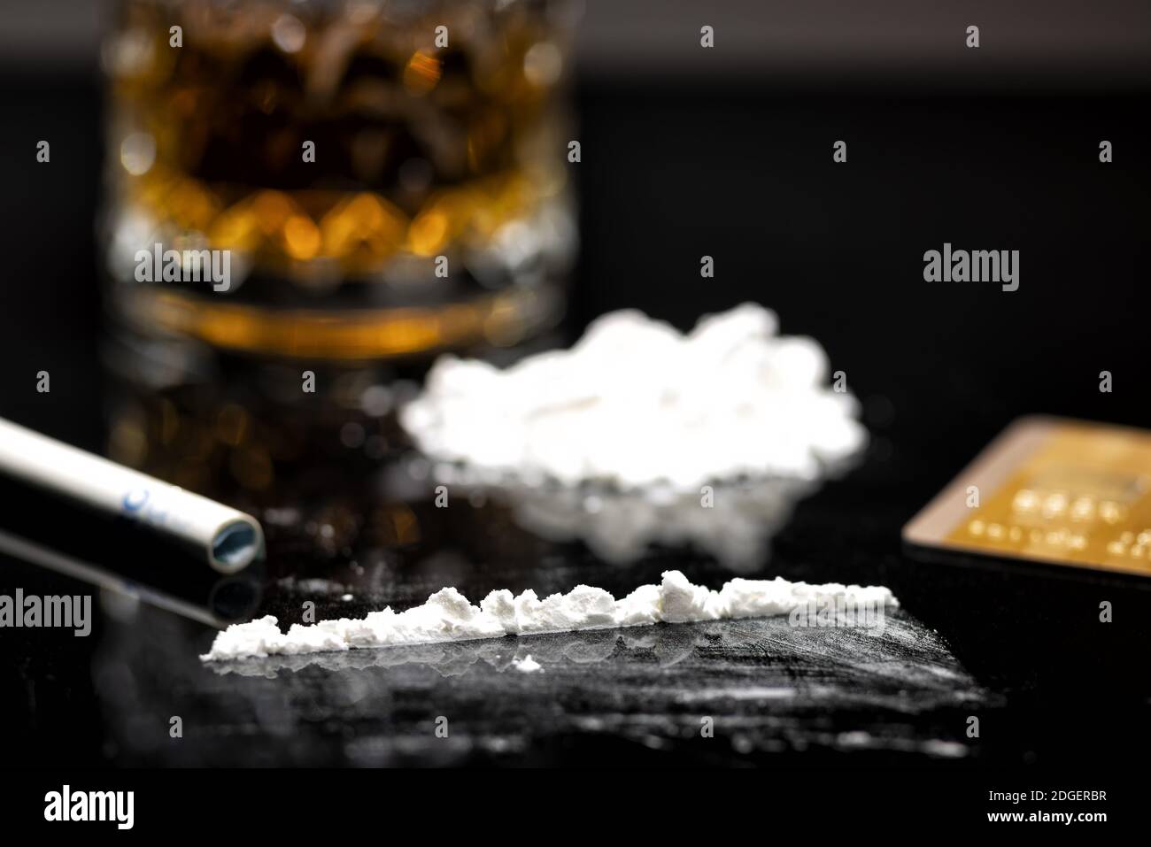 Linea di cocaina, carta di credito e vetro con rum Foto Stock