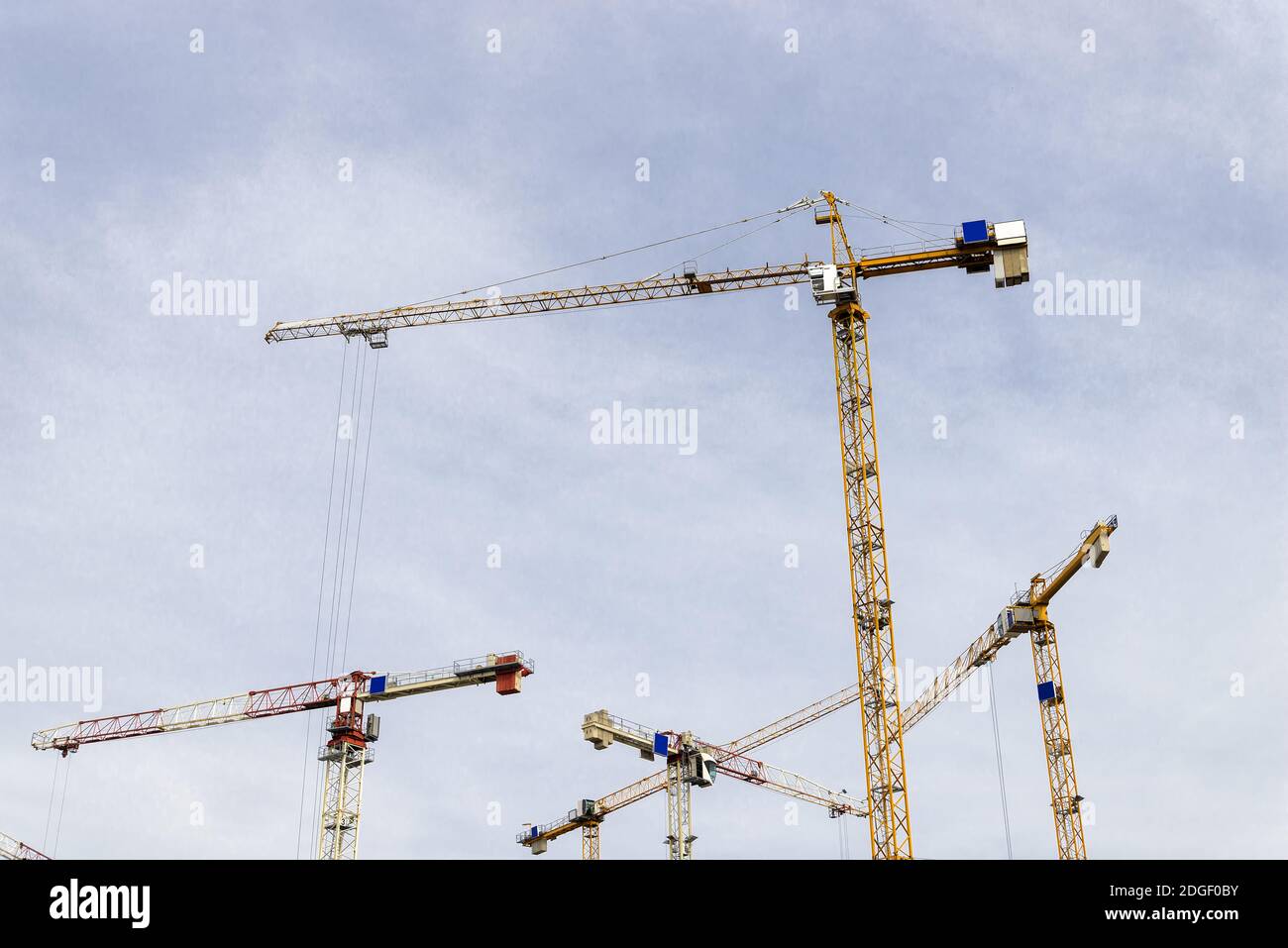 Gru a torre su un sito in costruzione Foto Stock