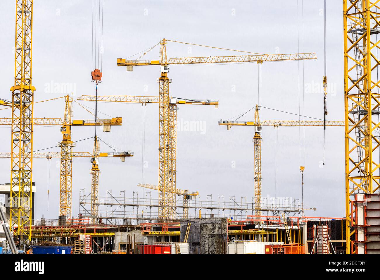 Gru a torre su un sito in costruzione Foto Stock