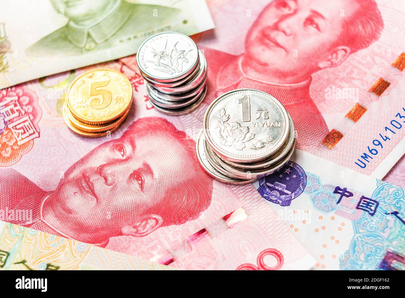 Valuta ufficiale della Cina. Renminbi, abbreviazione RMB. Unità base Yuan del renminbi. Denaro cinese. Monete e banconote. Foto Stock