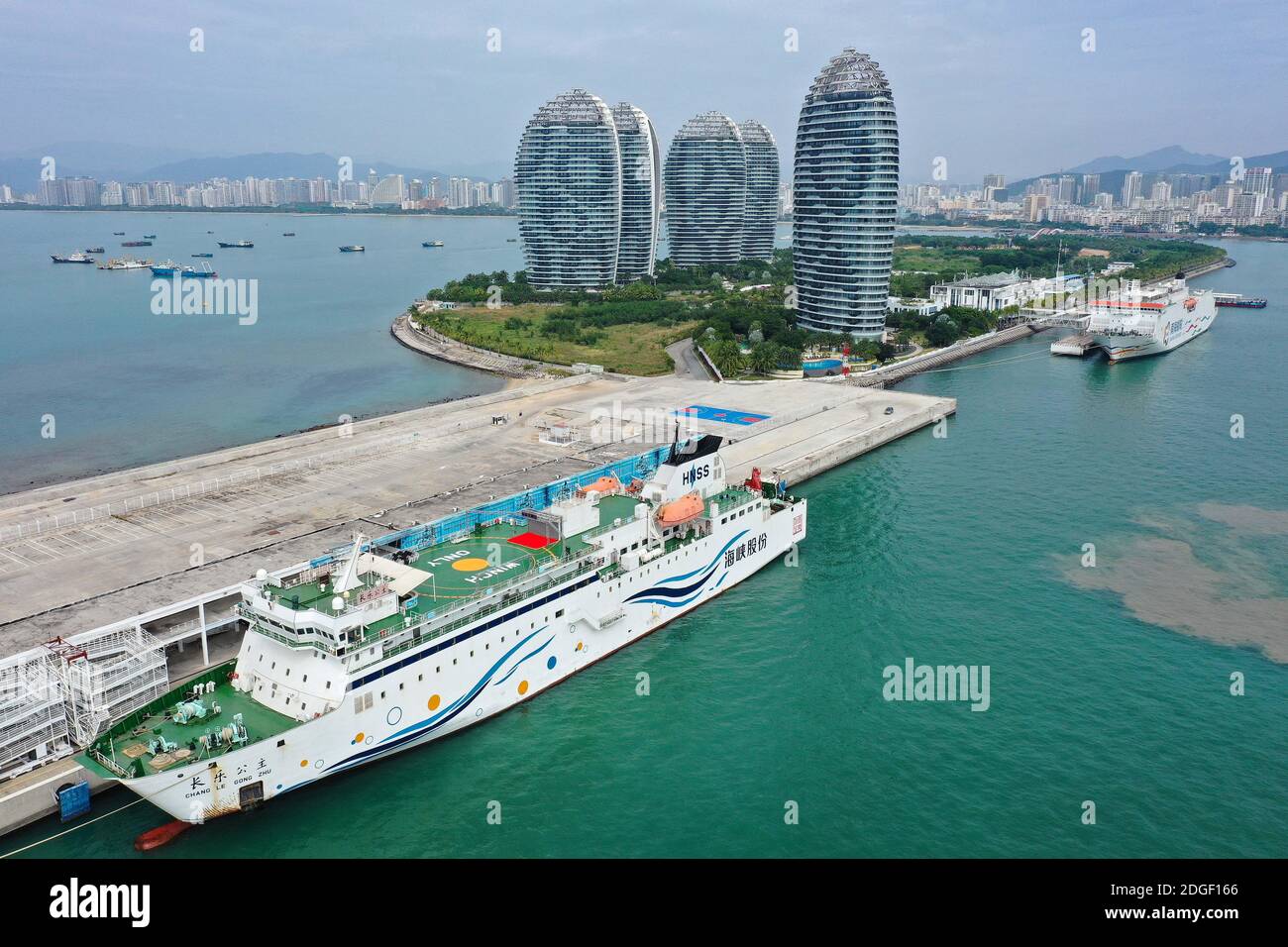 Sanya. 8 Dic 2020. La foto aerea scattata l'8 dicembre 2020 mostra due navi da crociera, la Changle Gongzhu (o principessa Changle, L) e il sogno Nanhai in un porto di Sanya, provincia cinese meridionale di Hainan. Una cerimonia per riprendere le rotte di crociera per le Isole Xisha si è tenuta martedì a Sanya, la provincia di Hainan della Cina meridionale. Due navi da crociera, il Nanhai Dream e il Changle Gongzhu, sono programmati per riprendere il servizio rispettivamente il 9 e il 10 dicembre. Credit: Guo Cheng/Xinhua/Alamy Live News Foto Stock