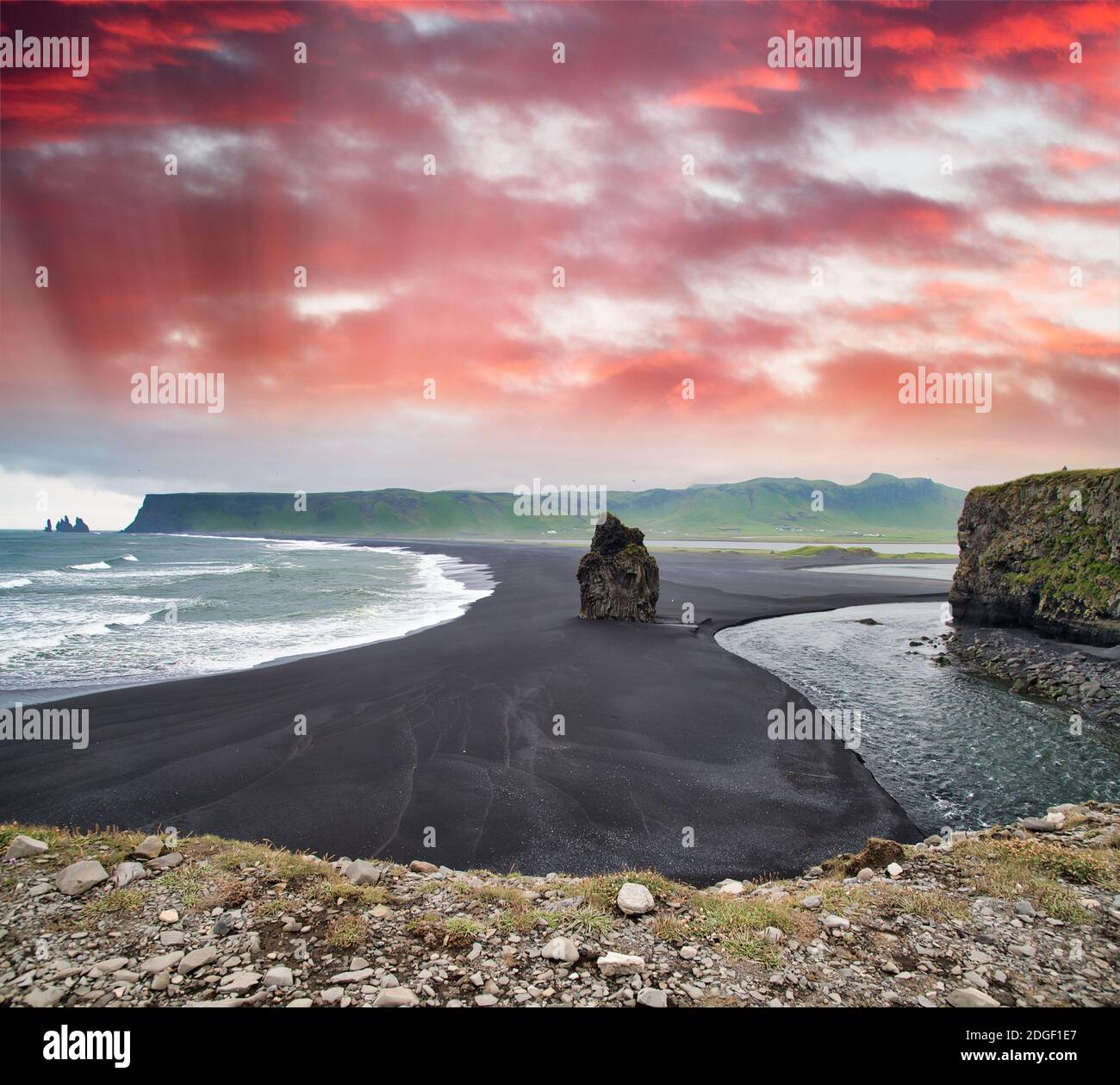 Reynisfjara Black Beach su una nuvolosa mattina estiva, Islanda Foto Stock