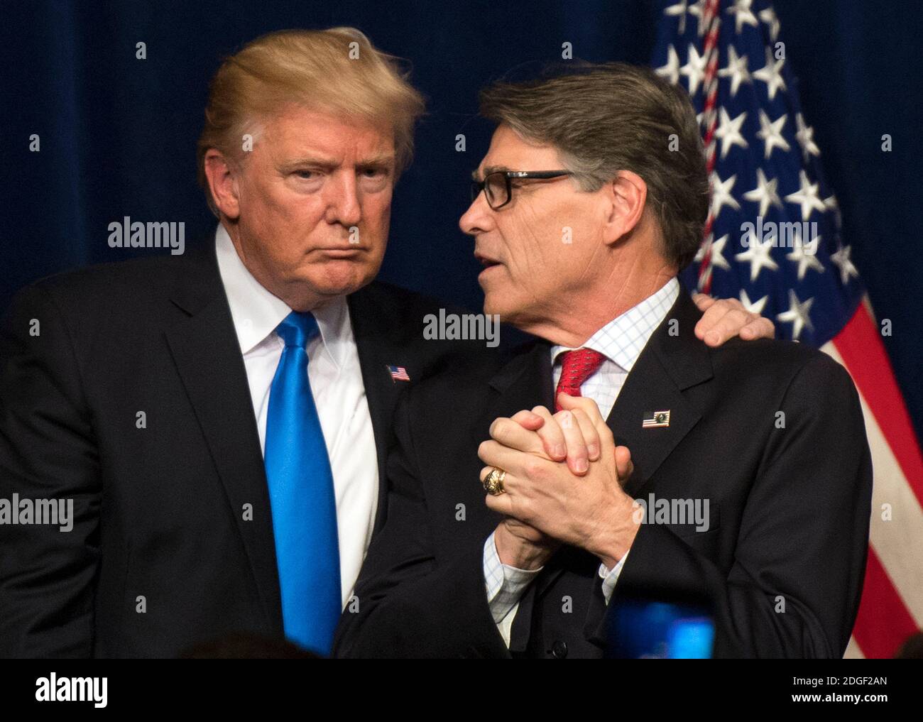 Presidente Donald Trump (L) abbraccia il Segretario dell'energia Rick Perry dopo Trump consegnato commento su a liberare energia Americano evento presso il Dipartimento di Energia a Washington D.C. il 29 giugno 2017. Trump ha annunciato un numero su iniziative tra cui la sua amministrazione del piano di laminazione sul retro dei regolamenti sulla produzione di energia e sviluppo. Foto di Kevin Dietsch/UPI Foto Stock