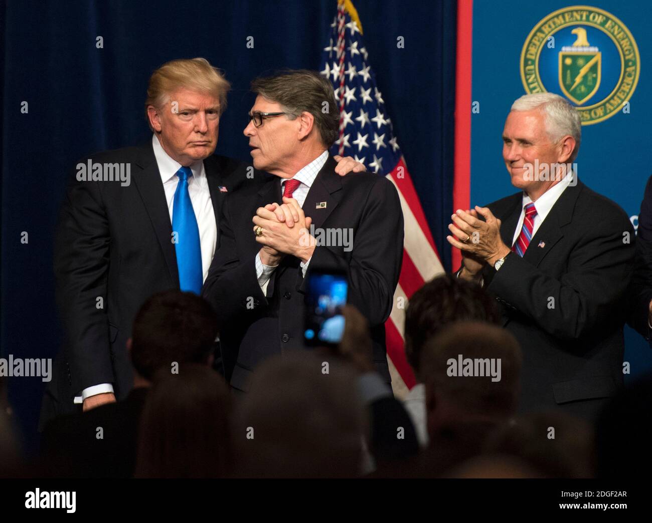 Presidente Donald Trump (L) abbraccia il Segretario dell'energia Rick Perry come Vice Presidente Mike Pence applaude (R), dopo Trump consegnato commento su a liberare energia Americano evento presso il Dipartimento di Energia a Washington D.C. il 29 giugno 2017. Trump ha annunciato un numero su iniziative tra cui la sua amministrazione del piano di laminazione sul retro dei regolamenti sulla produzione di energia e sviluppo. Foto di Kevin Dietsch/UPI Foto Stock