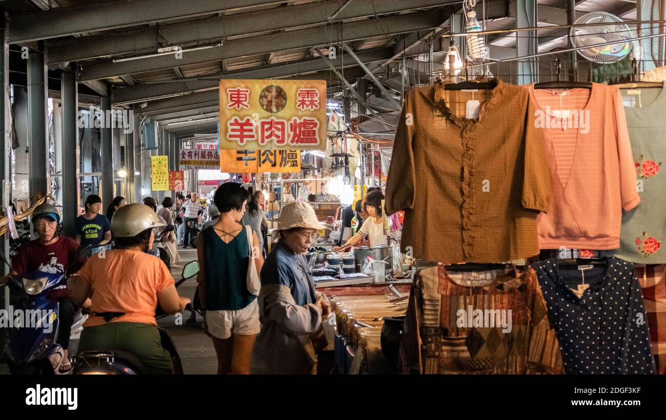 La gente cammina e lo shopping nel mercato tradizionale a Puni città Foto Stock