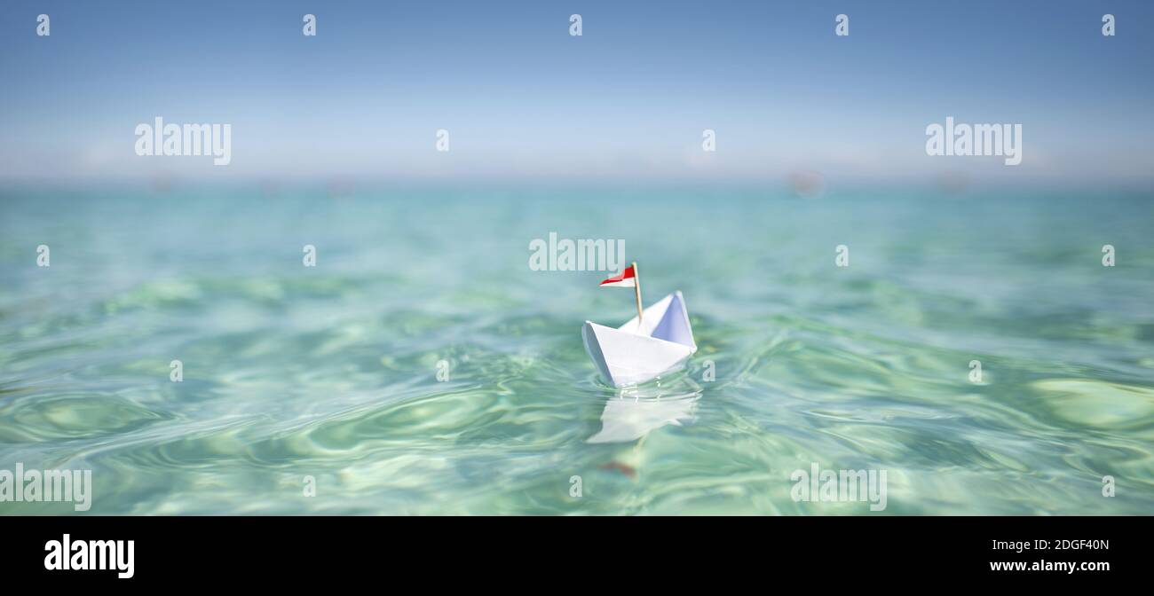 Navigazione in barca di carta Foto Stock