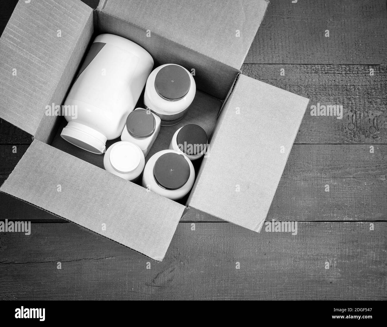 Medicinali e Cosmetici in una scatola di cartone, immagine in bianco e nero Foto Stock