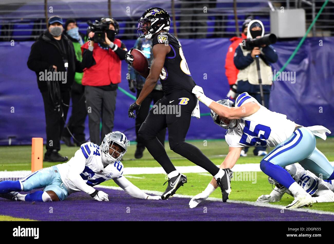 Baltimora, Stati Uniti. 8 dicembre 2020. L'ampio ricevitore Miles Boykin (80) di Baltimora Ravens porta in un passo di 38 metri contro i Dallas Cowboys nella prima metà all'M&T Bank Stadium di Baltimora, Maryland, martedì 8 dicembre 2020. Foto di Kevin Dietsch/UPI Credit: UPI/Alamy Live News Foto Stock