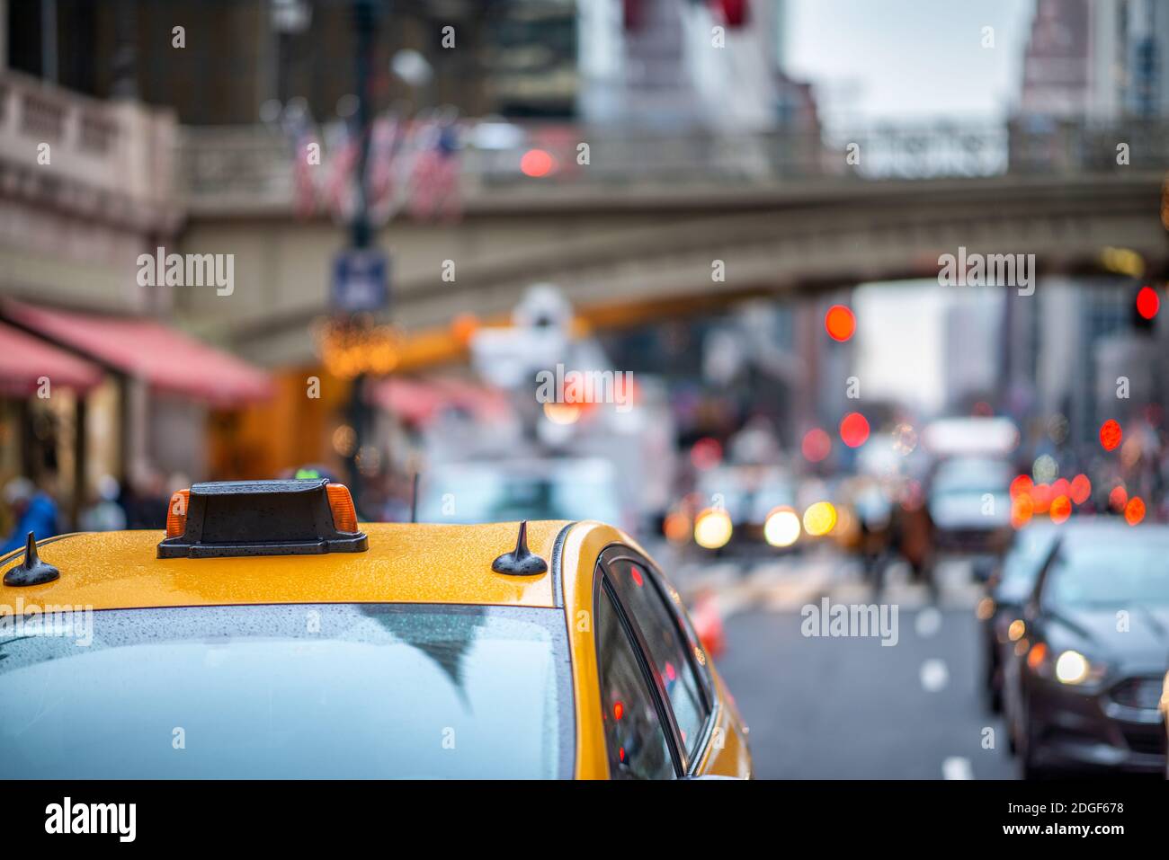 New York City, taxi e traffico lungo il Grand Central Terminal Foto Stock