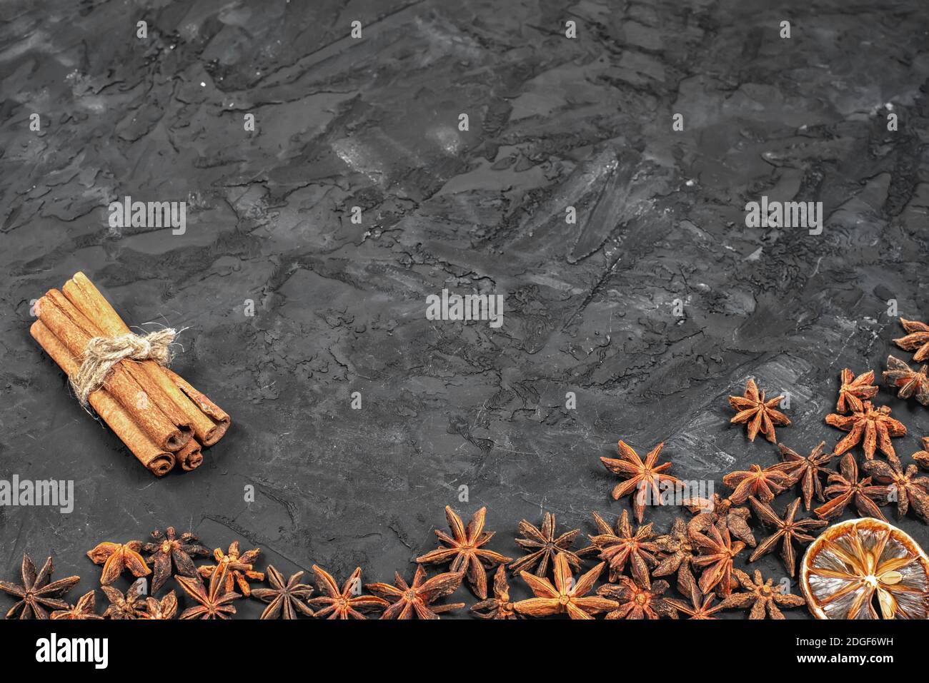 La fotografia di stecche di cannella a maglia piatta con spago su uno sfondo scuro Foto Stock