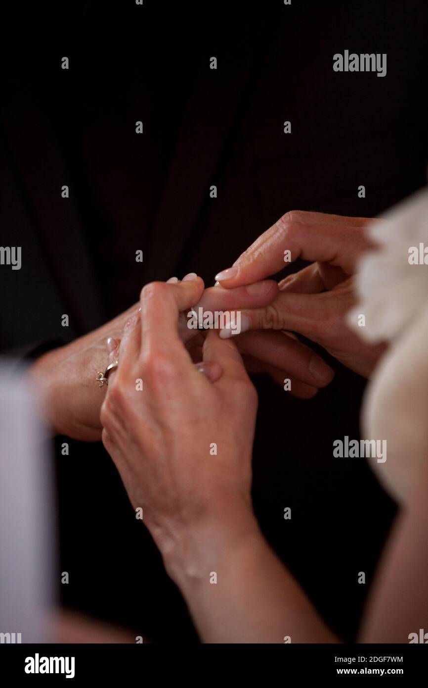 Scambio di sposi e sposi degli anelli di nozze Foto Stock