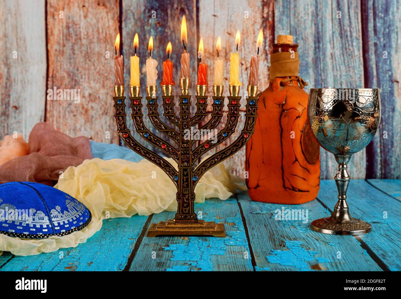 Fuoco morbido Hanukkah Menorah luminoso Foto Stock