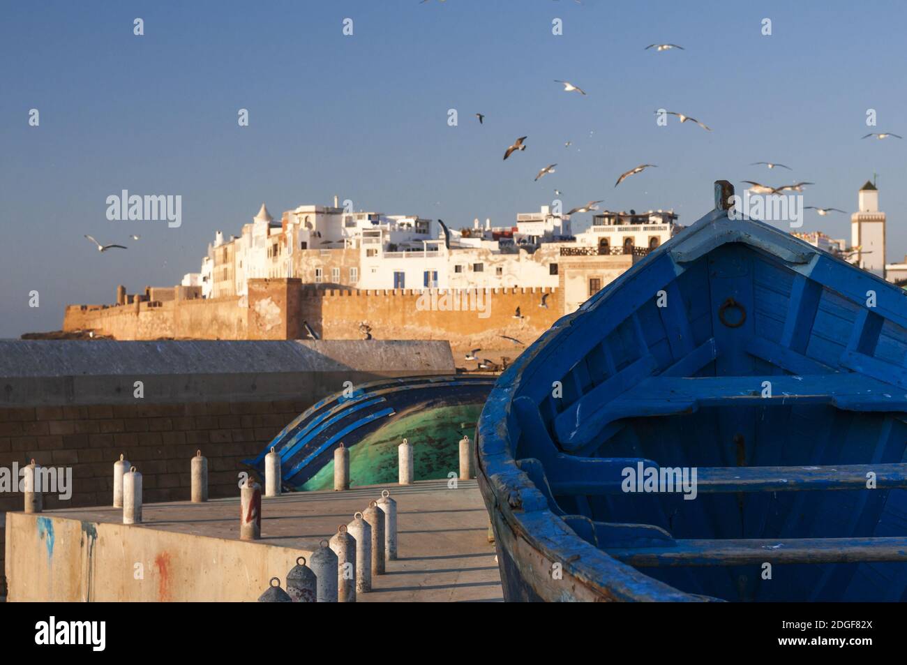 Vista sulla città di Essaouira con barca da pesca, Marocco, Africa. Foto Stock