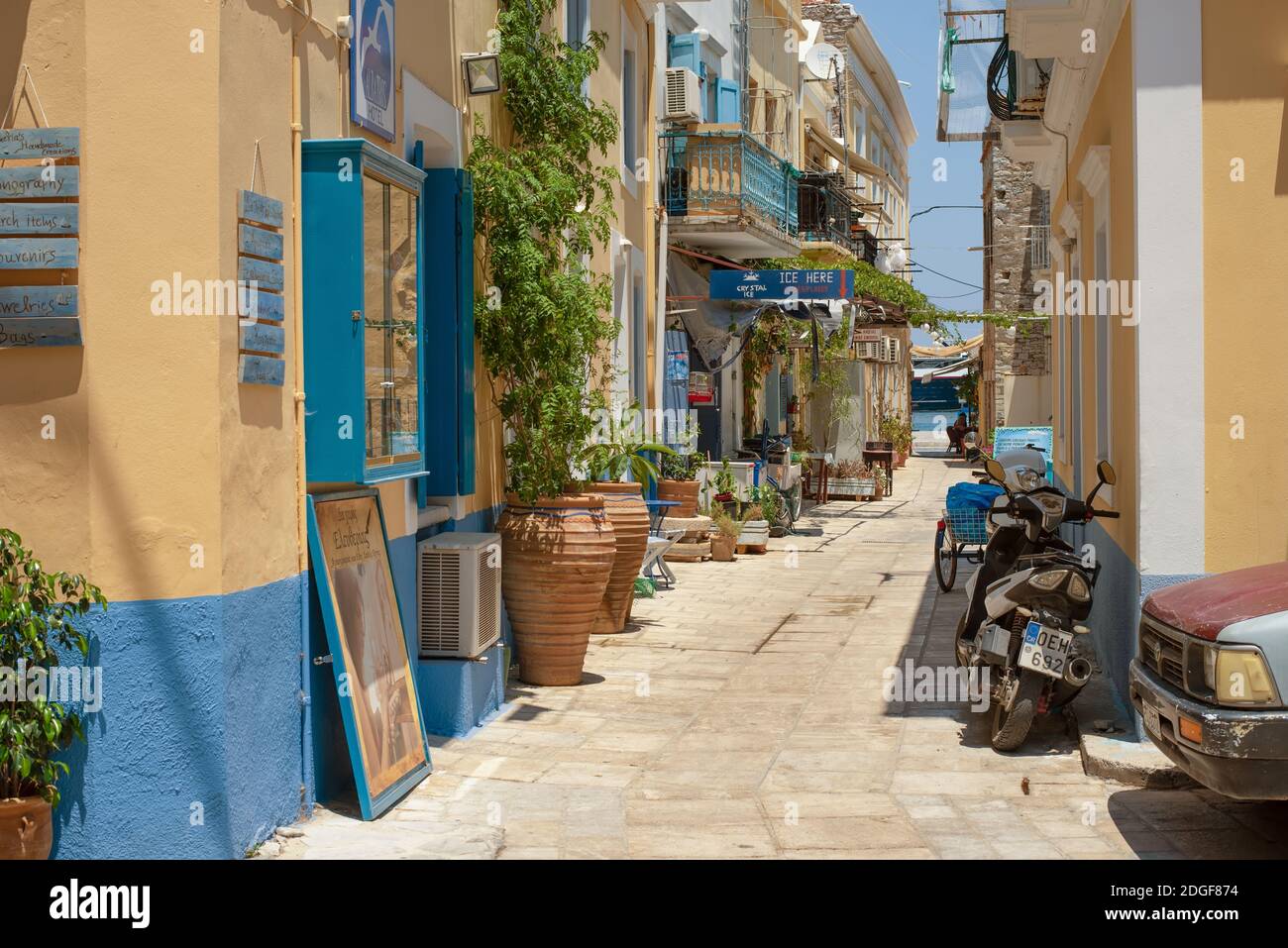 Isola di SYMI, Grecia - 27 giugno 2019: Vista delle strade blu e gialle dell'isola di Symi, Grecia Foto Stock