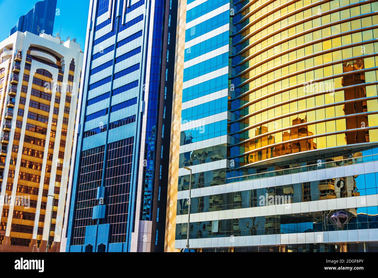 Architettura moderna del centro di Abu Dhabi Foto Stock