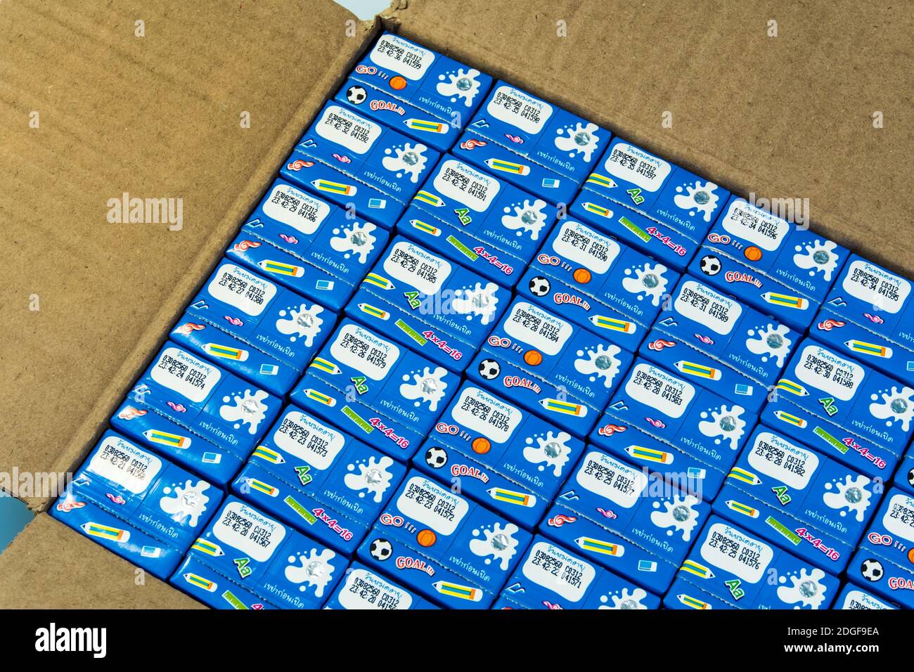 Data di scadenza stampata sulla scatola di latte gratuito per i bambini a scuola, trattamento ultra-caldo latte trattato Traduci testo tailandese : วันหมดอายุ = data di scadenza, เข Foto Stock