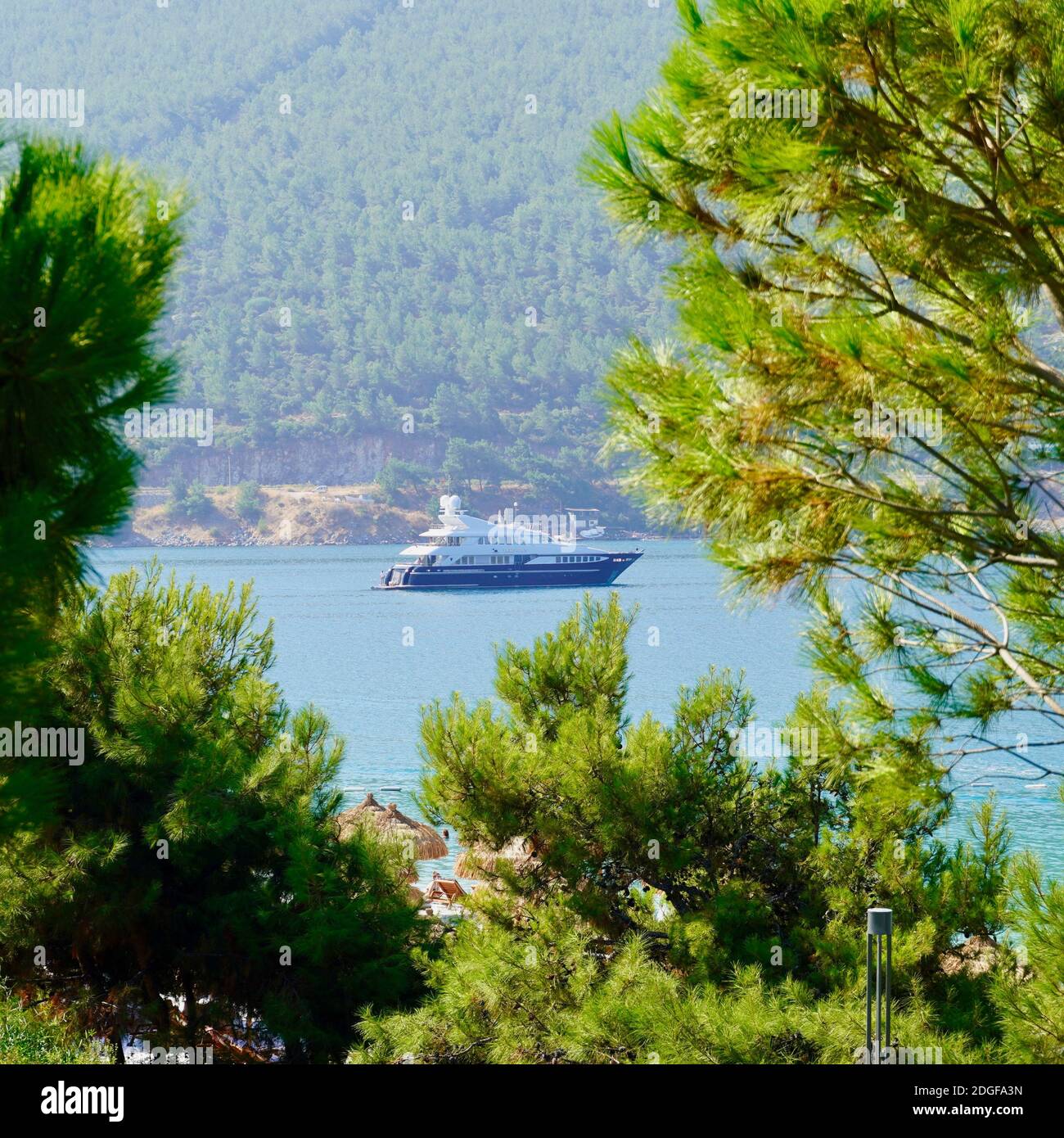 Vista panoramica del Paradiso. Grande estate Panorama del paesaggio della Laguna smeraldo con yacht bianchi. Formato quadrato. Alberi tropicali in primo piano Foto Stock