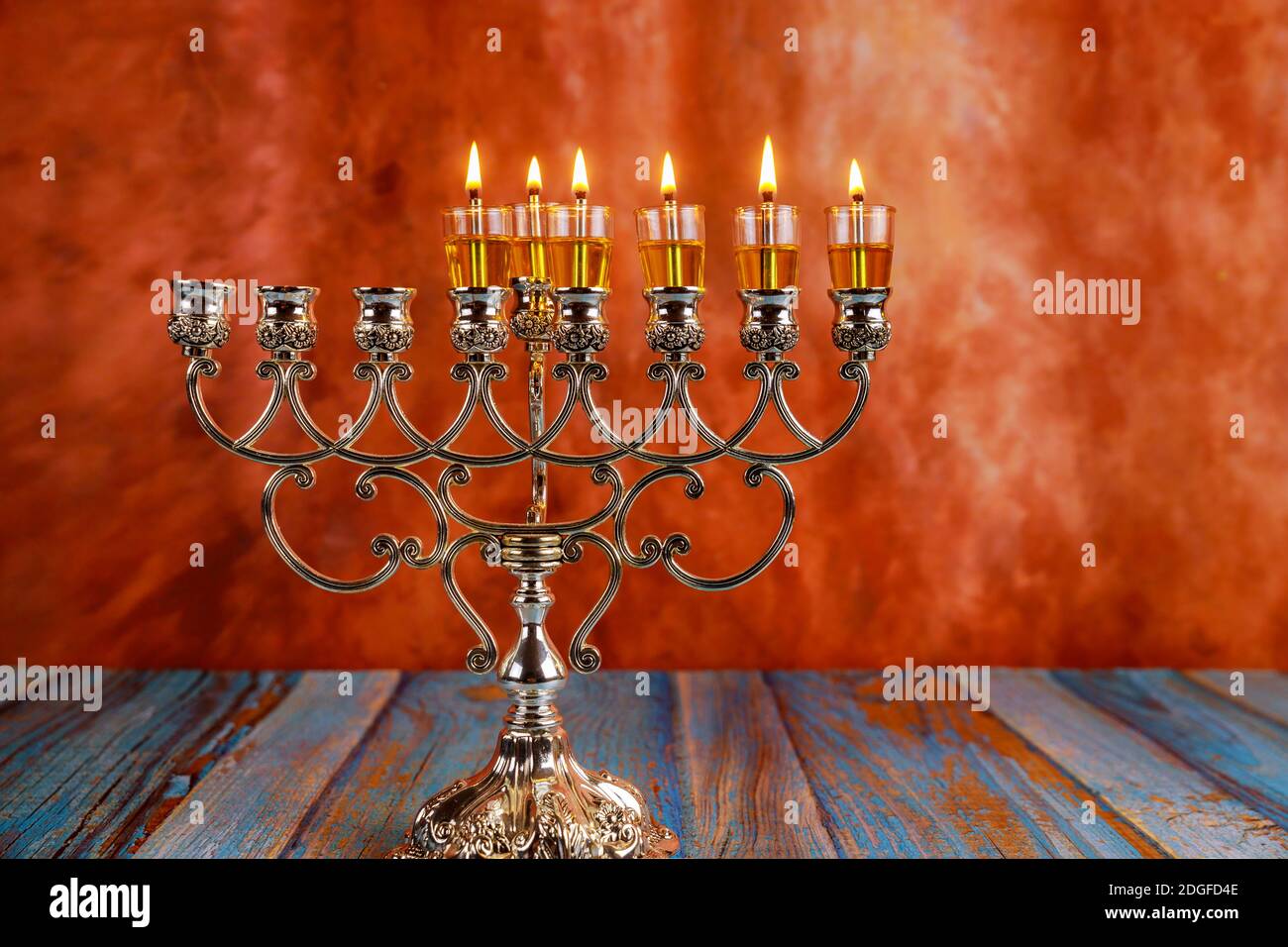 Quinto giorno le candele Hanukkah stanno bruciando sulla luce del Festa ebraica Foto Stock