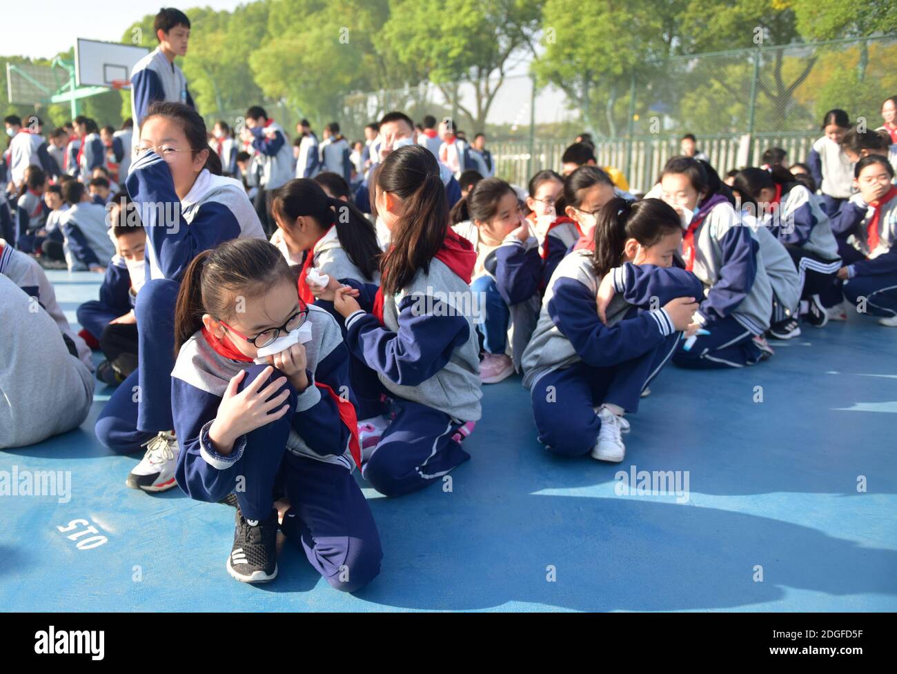 Una scuola conduce un'esercitazione di fuoco durante la Giornata nazionale del fuoco per migliorare la capacità di occuparsi degli incendi nella città di Suzhou, la provincia di Jiangsu della Cina orientale, 9 novembre Foto Stock