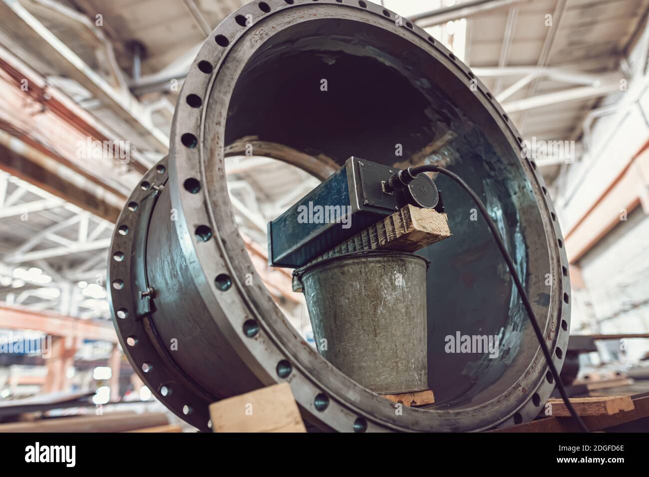 Controllo di qualità delle saldature degli elementi del corpo dello scambiatore di calore tramite metodo a raggi x. Foto Stock