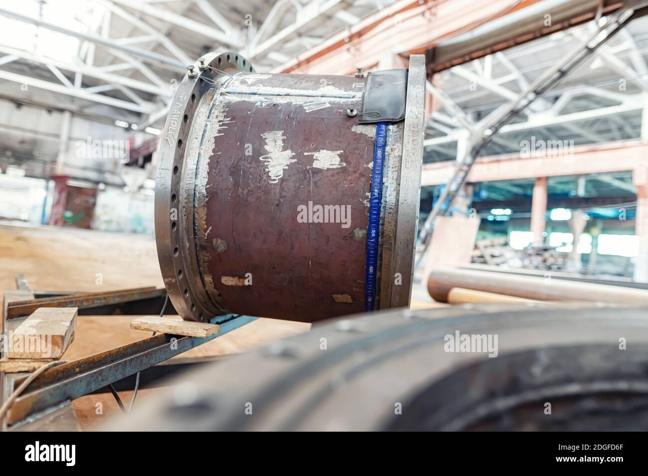 Controllo di qualità delle saldature degli elementi del corpo dello scambiatore di calore tramite metodo a raggi x. Foto Stock