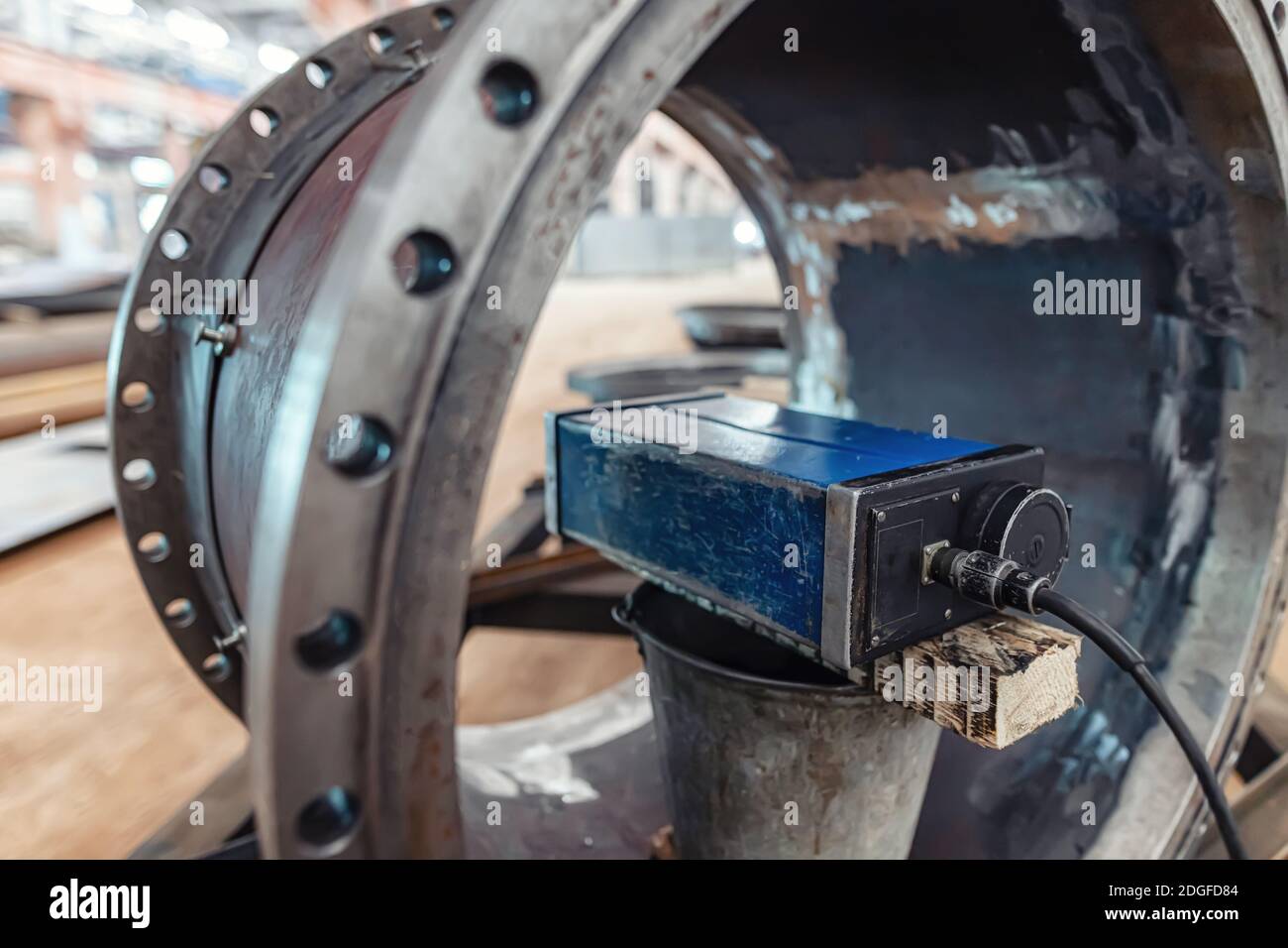 Controllo di qualità delle saldature degli elementi del corpo dello scambiatore di calore tramite metodo a raggi x. Foto Stock