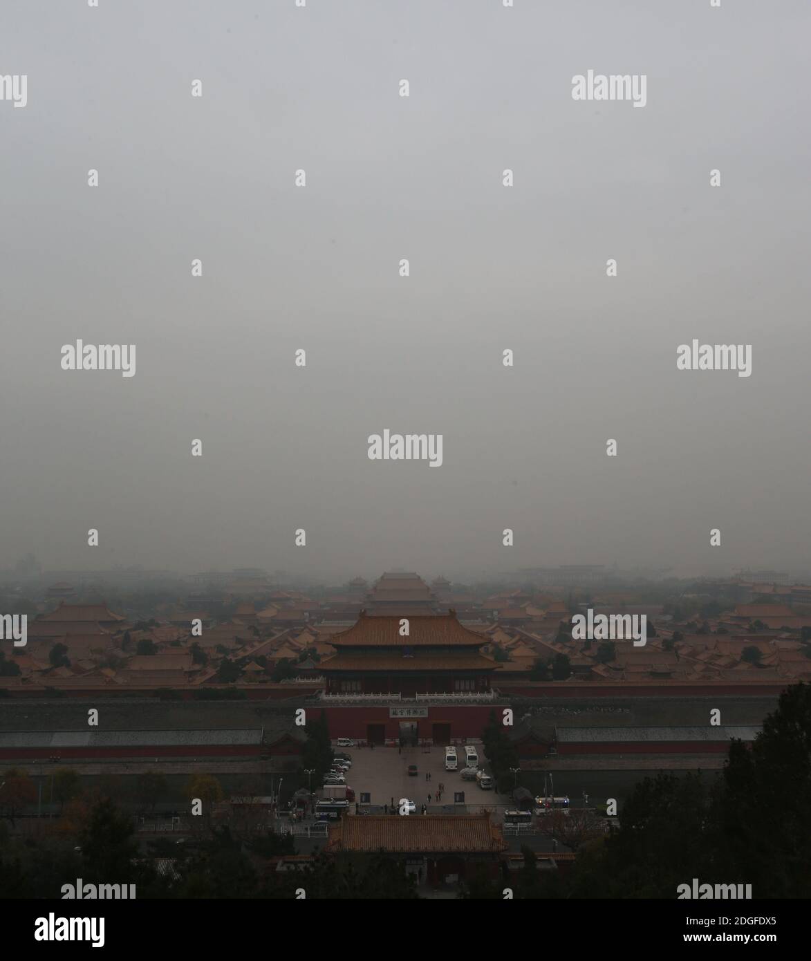--FILE--guardando verso il basso dal Wanchun Pavilion nel Parco di Jingshan, la Città Proibita è avvolta nello smog, e l'allarme giallo per l'inquinamento atmosferico pesante è s Foto Stock