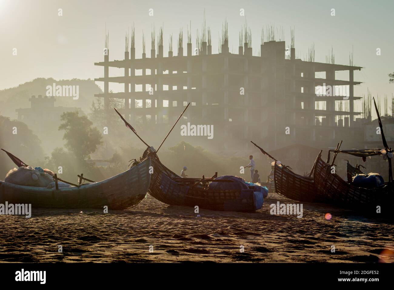 Barche da surf fatte in casa in polistirolo, plastica e bambù sulle spiagge di Cox's Bazar. Le barche da pesca sono di solito presidiate da due, e sono eccellenti per attraversare il surf su una delle spiagge più lunghe del mondo vicino a Bazar Cox in Bangladesh. Foto Stock