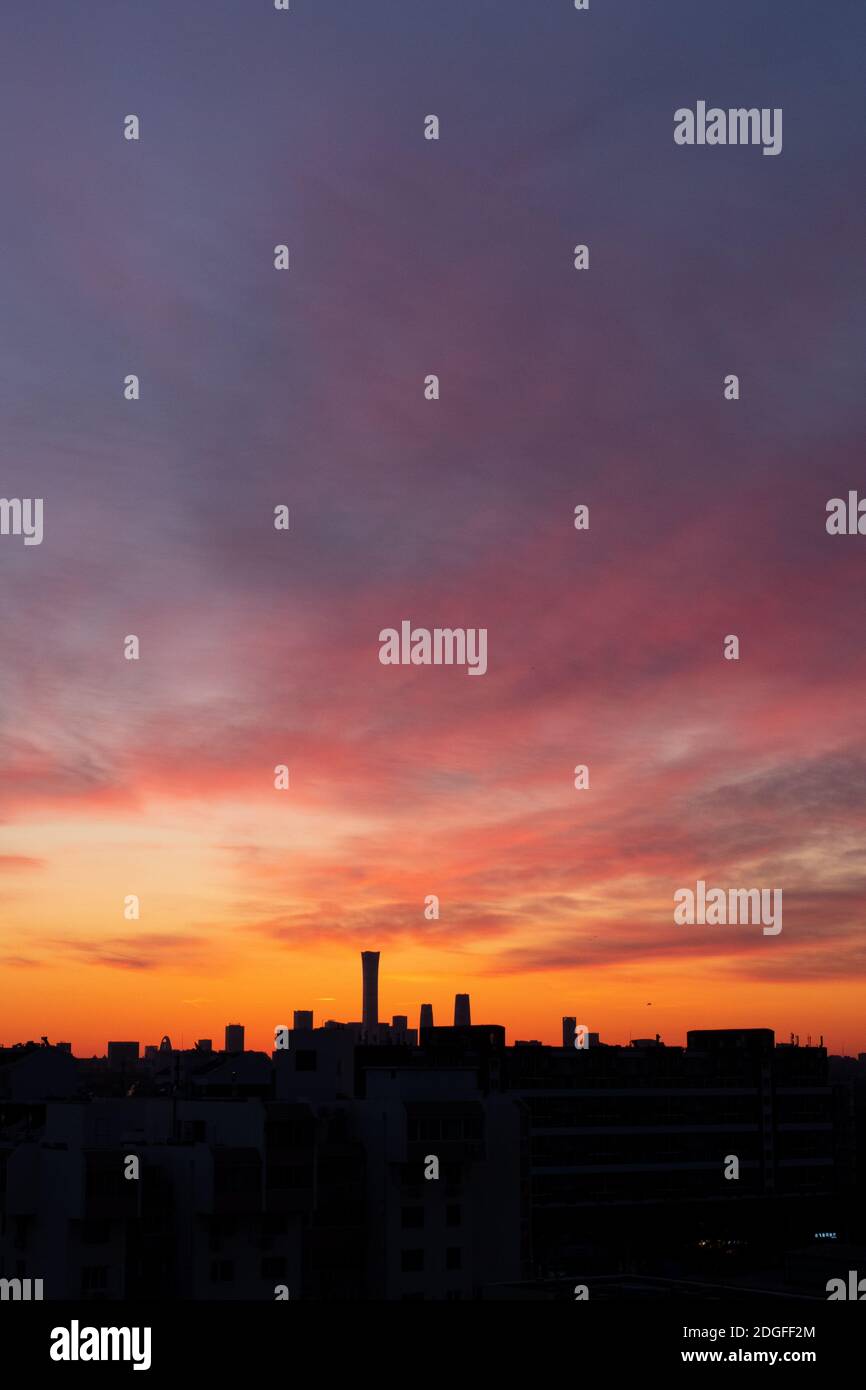 Nel primo inverno, una bella mattina bagliore appeares a Pechino, Cina, 30 novembre 2020. Foto Stock