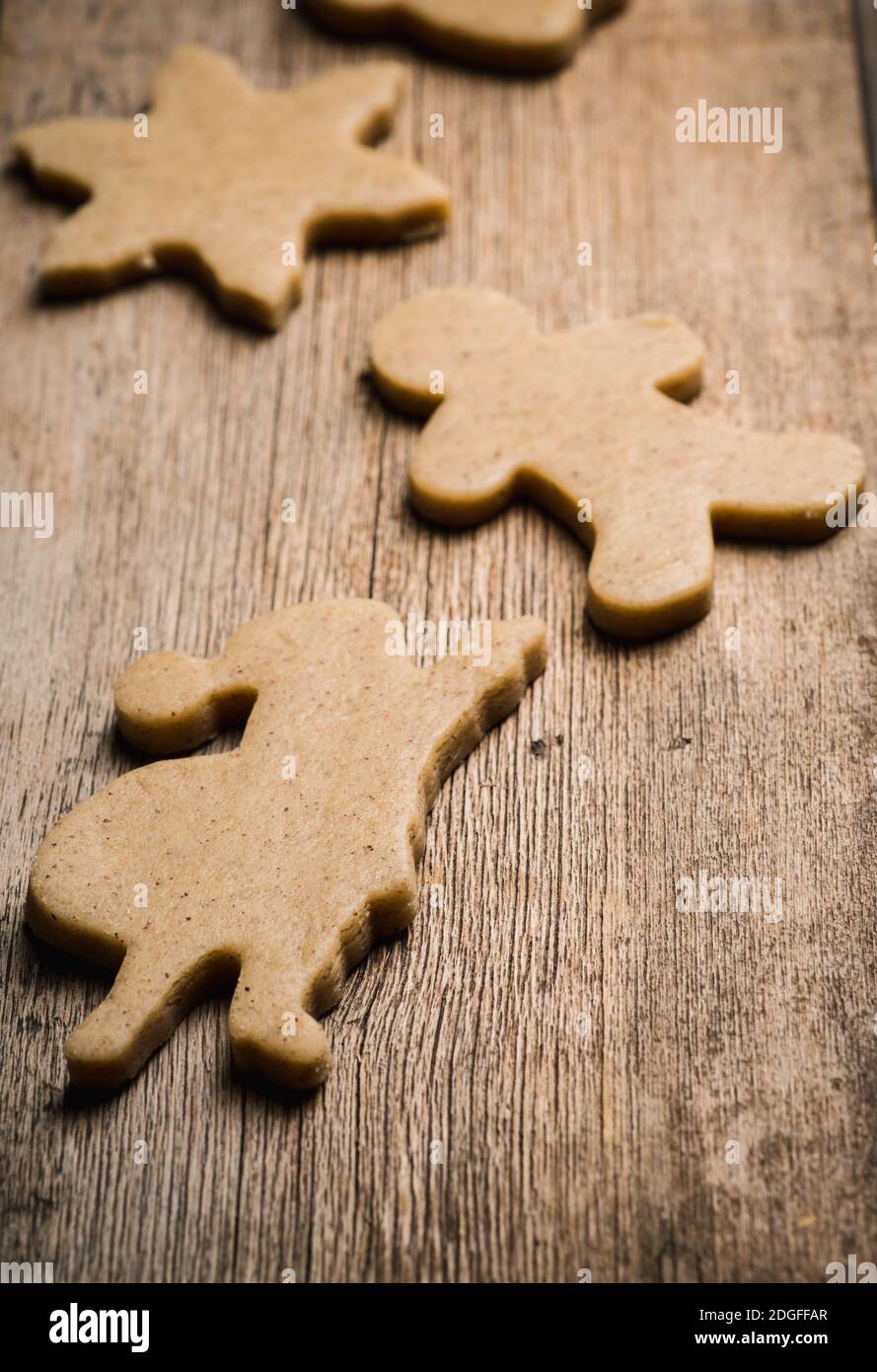 Biscotti di pan di zenzero sul tavolo di legno prima di Natale. Tradizioni di Natale. Decorazioni natalizie. Foto Stock
