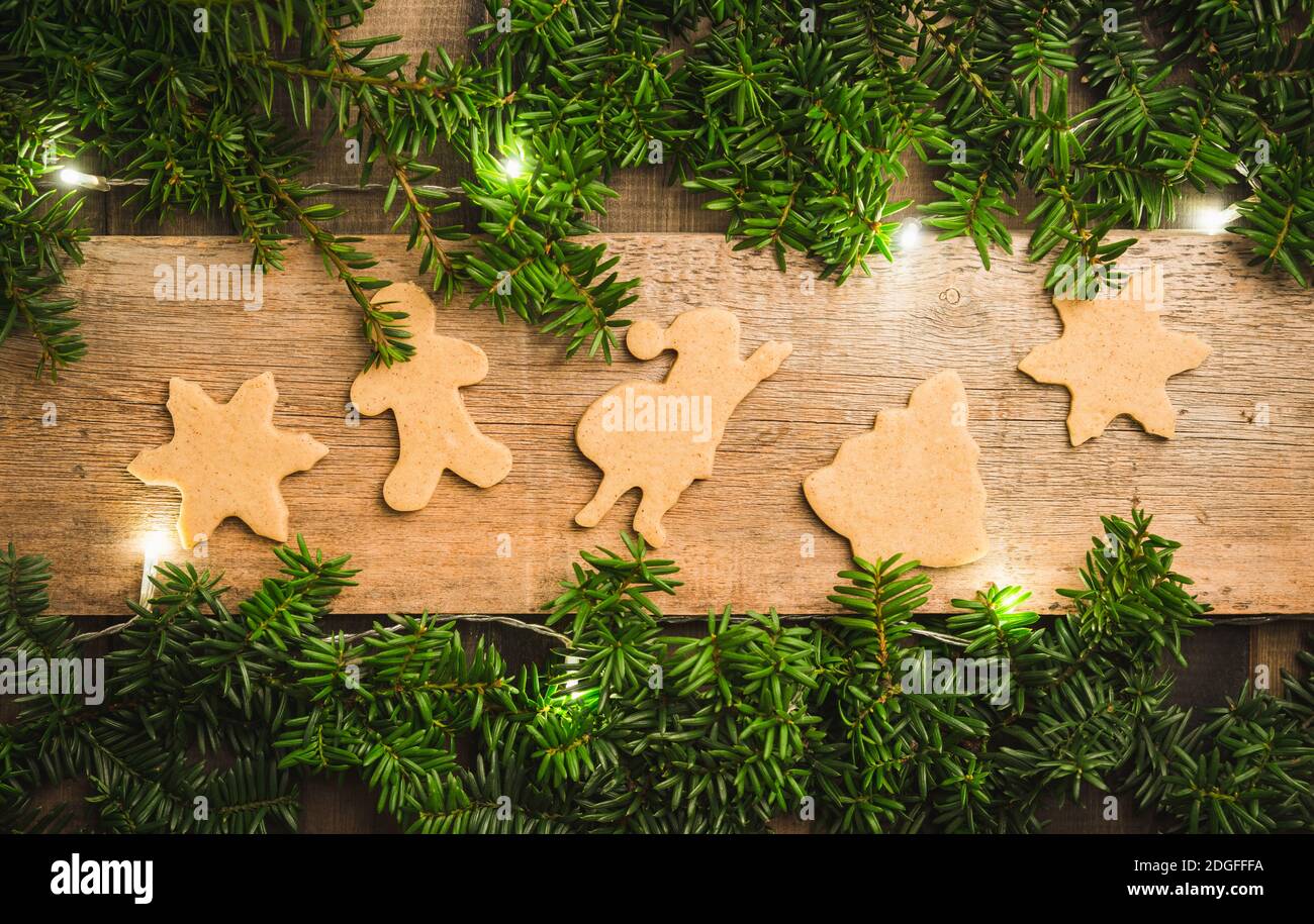 Biscotti di pan di zenzero sul tavolo di legno prima di Natale. Tradizioni di Natale. Decorazioni natalizie. Foto Stock