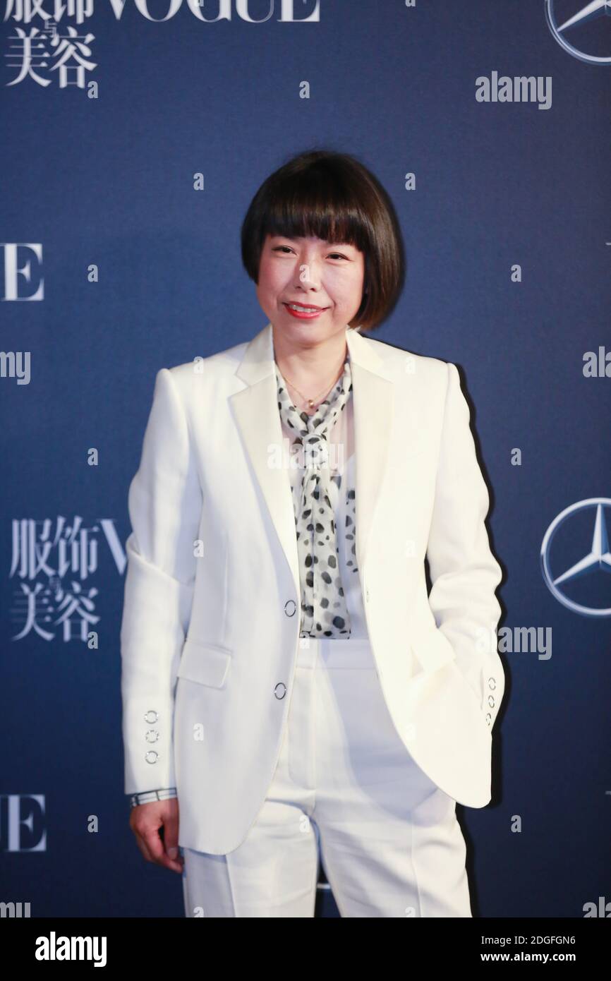 --FILE--Angelica Cheung, conosciuto anche in cinese come Zhang Yu, si presenta in tuta bianca ad un evento di Vogue Film tenutosi a Shanghai, Cina, il 10 giugno 2019. An Foto Stock