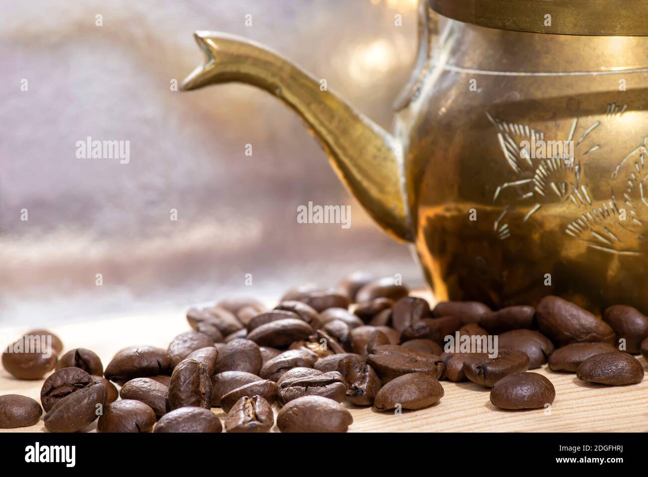 La teiera orientale e i chicchi di caffè si avvicinano Foto Stock