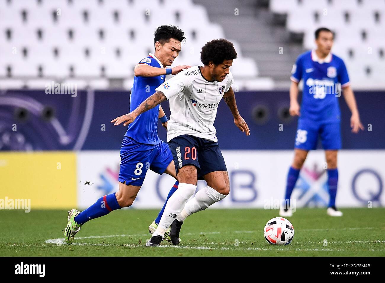 Il calciatore professionista brasiliano Weverson Leandro Oliveira Moura, più comunemente noto come Leandro, del FC Tokyo, destra, protegge la palla durante il gr Foto Stock