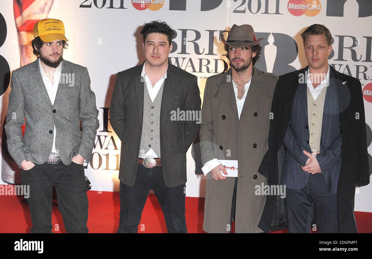 Mumford e i figli che arrivano per i 2011 Brit Awards all'O2 Arena di Londra. Foto Stock