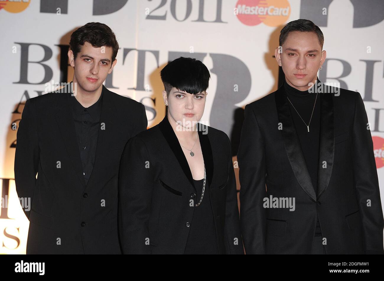 (Da destra a sinistra) Oliver SIM, Romy Madley Croft e Jamie Smith del XX arrivo per i 2011 Brit Awards alla O2 Arena di Londra. Foto Stock