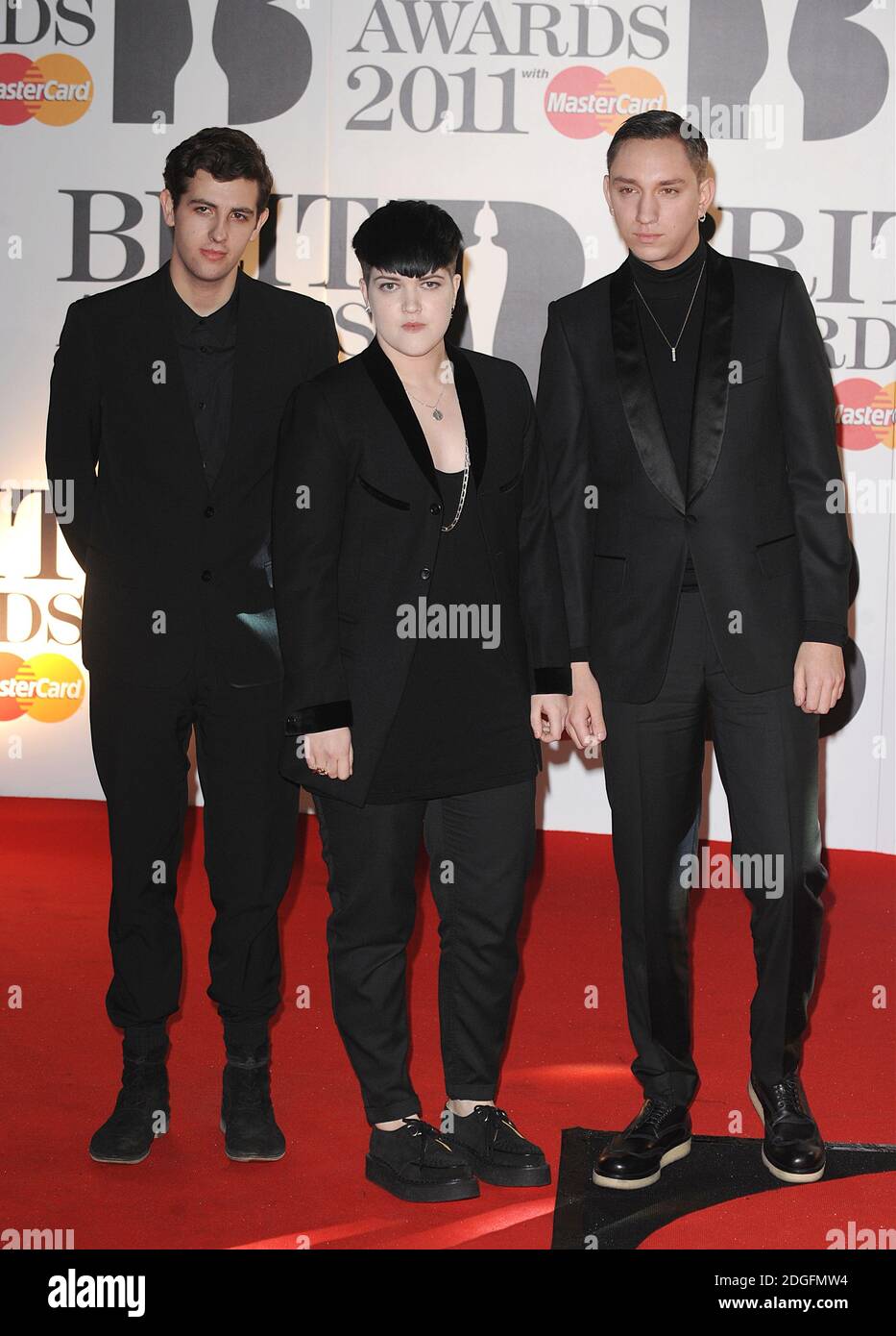 (Da destra a sinistra) Oliver SIM, Romy Madley Croft e Jamie Smith del XX arrivo per i 2011 Brit Awards alla O2 Arena di Londra. Foto Stock