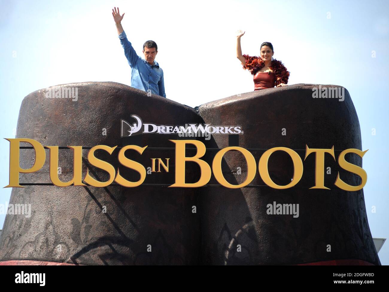 Antonio Banderas e Salma Hayek si posano ad una fotocellula per il film d'animazione "Puss in Boots" (le Chat botte) di Dreamworks, nell'ambito del 64° Festival Internazionale del Cinema di Cannes, presso l'Hotel Carlton di Cannes, Francia meridionale, il 11 maggio 2011. Banderas è la voce di Puss in Boot, Salma Hayek la voce di Kitty Softpaws. Foto Stock