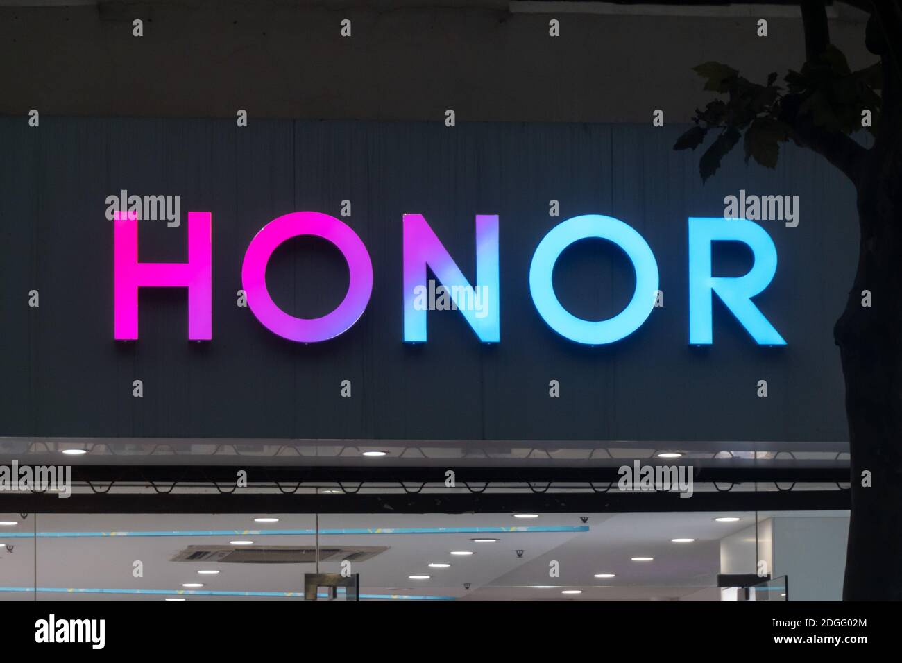 Un negozio di punta Huawei Honor viene raffigurato a Shanghai, Cina, il 17 novembre 2020. Huawei Technologies sta vendendo la sua unità di smartphone a marchio economico Hono Foto Stock