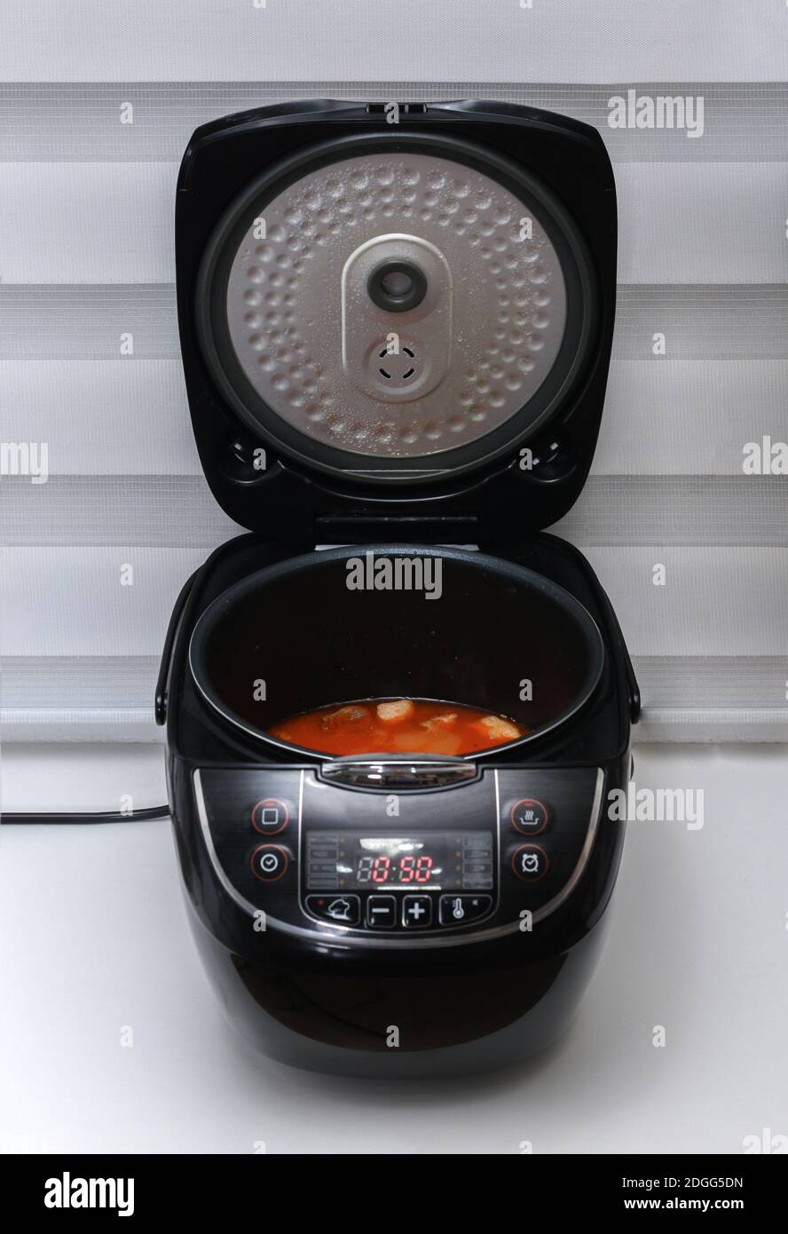 Open multicooker con goulash di carne pronto. Elettrodomestici da cucina.. Foto Stock