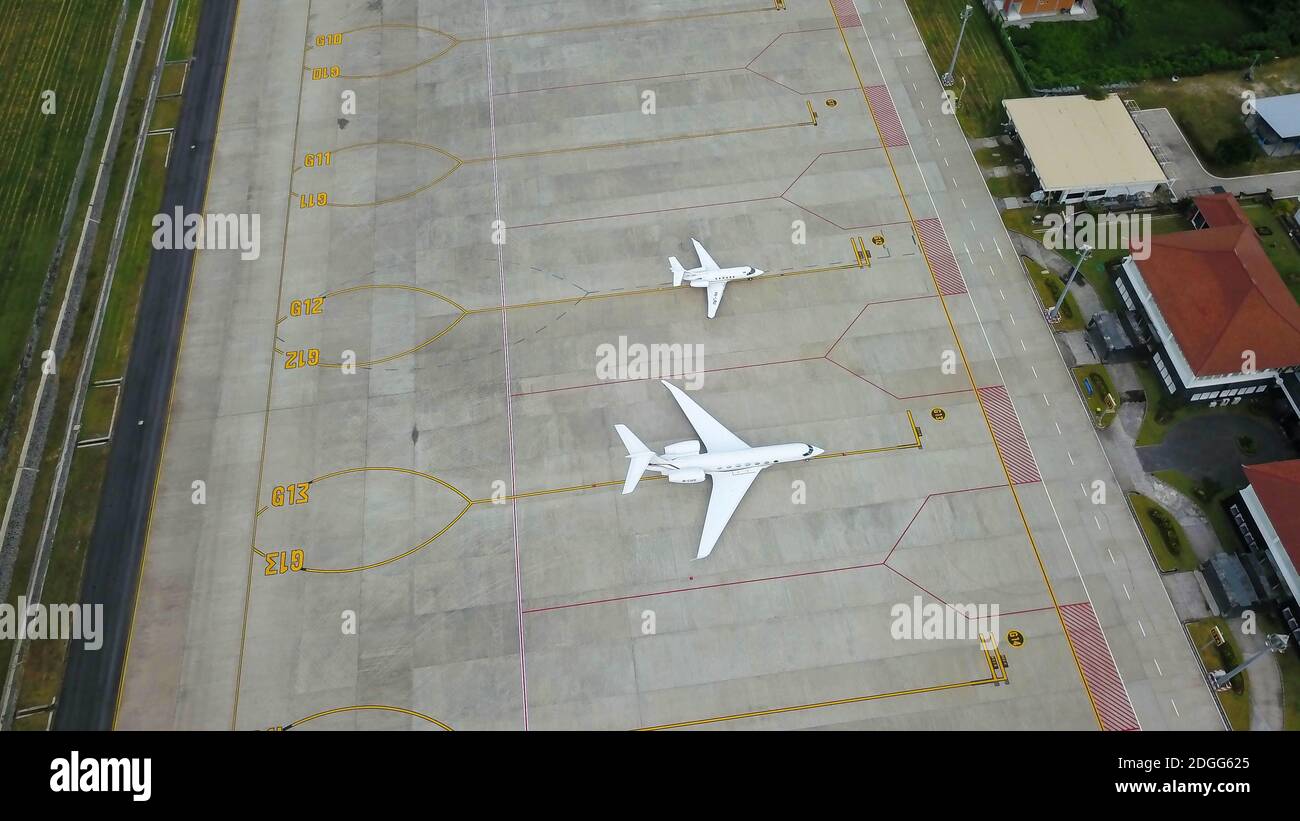 Vista aerea all'aeroporto internazionale con aereo. A causa di aerei Corona a terra che aspettano sulla base aerea Denpasar, Bali, Indonesia Foto Stock