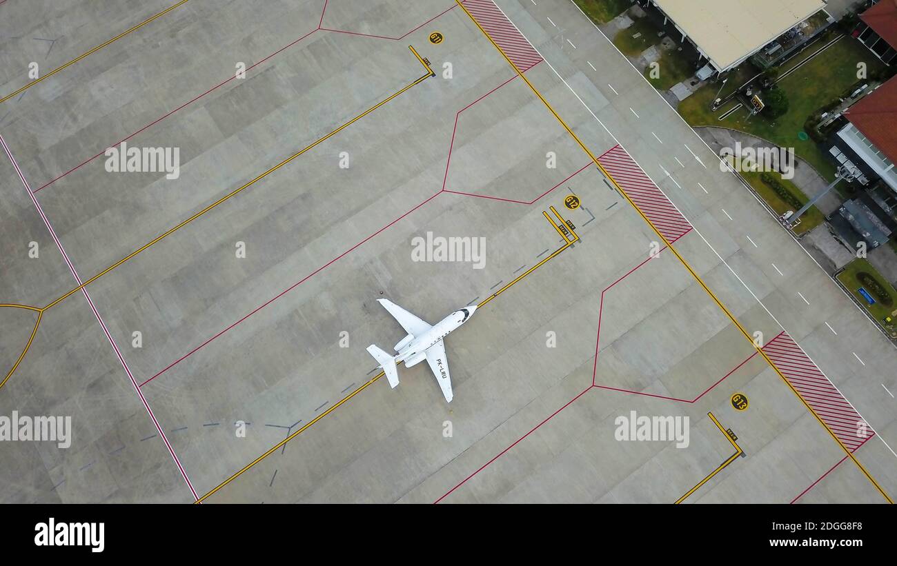 Vista aerea all'aeroporto internazionale con aereo. A causa di aerei Corona a terra che aspettano sulla base aerea Denpasar, Bali, Indonesia Foto Stock