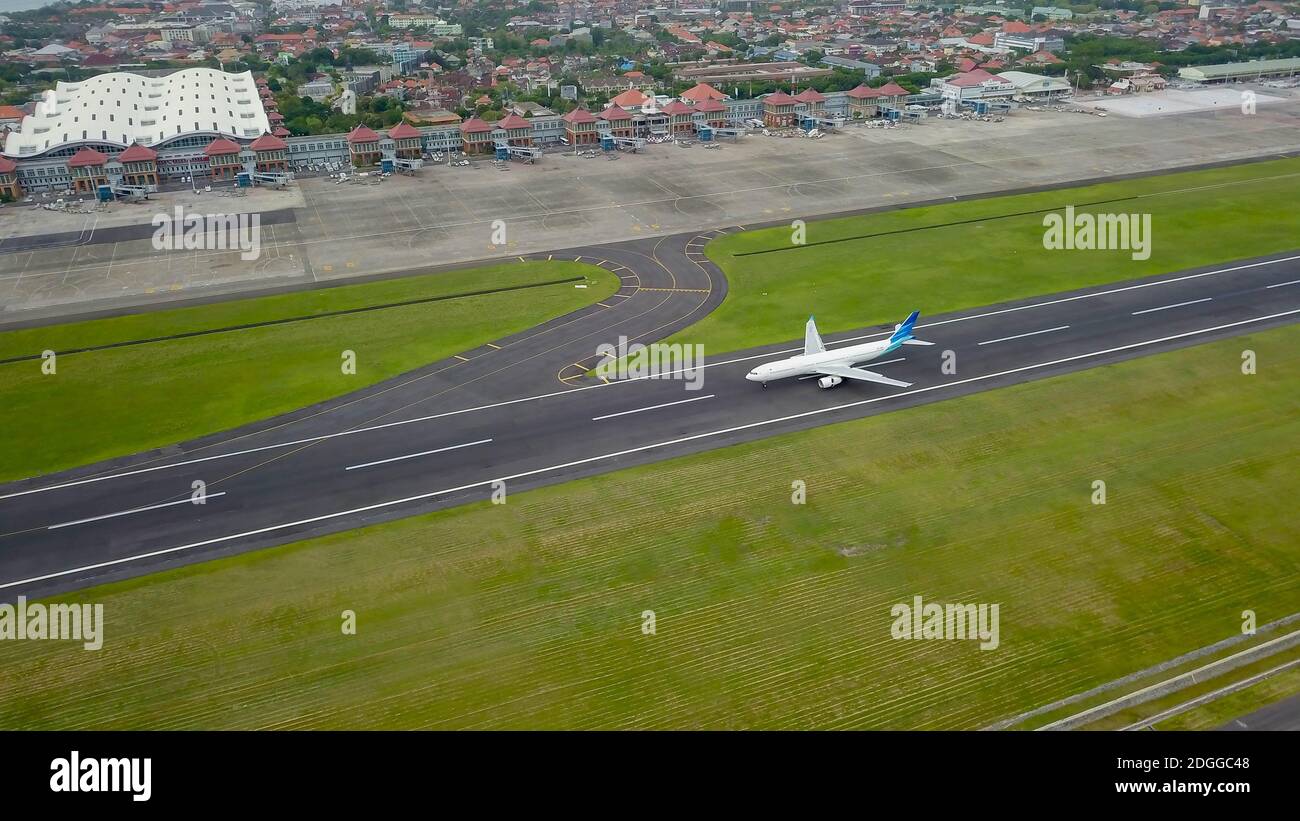 Aereo atterrato all'aeroporto internazionale Ngurah Rai di Bali, Indonesia. Gli aeromobili sono elencati come la compagnia aerea più sicura dalle autorità indonesiane Foto Stock