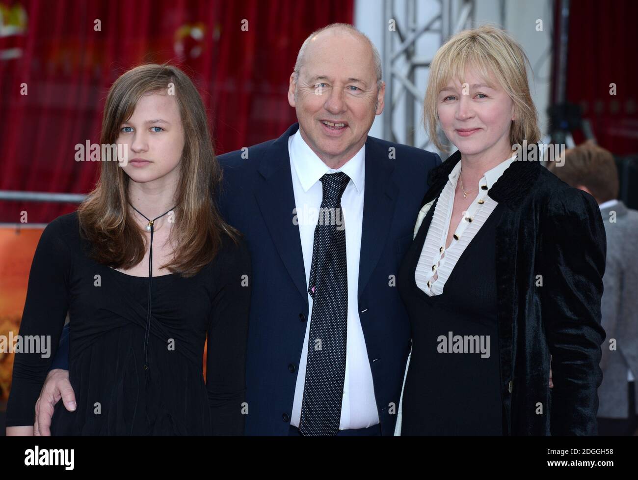 Mark Knopfler e la sua famiglia partecipano alla prima britannica di African Cats, BFI Southbank, Londra. Foto Stock