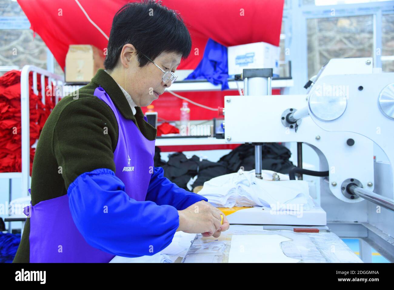 I lavoratori fanno vestiti ad un'azienda di produzione di abbigliamento  nella città di Enshi, provincia