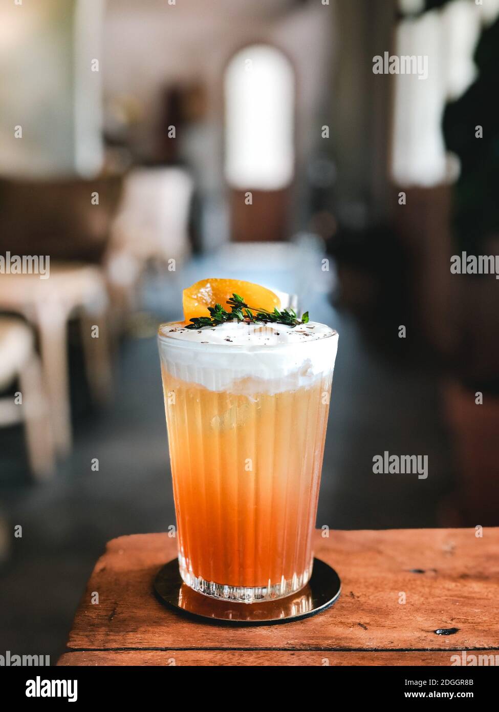 Peach tè con la crema di formaggio in moderno cafe'. Foto Stock