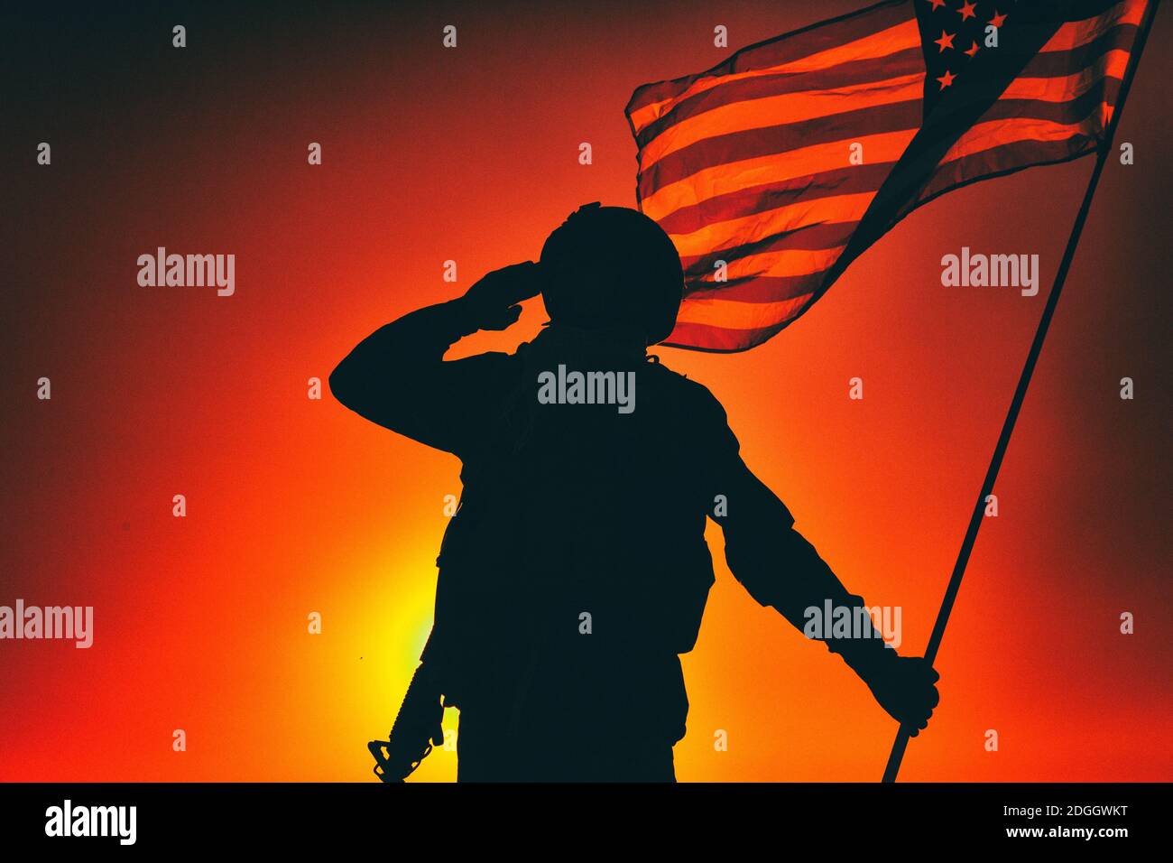 Silhouette di soldato dell'esercito, fucile del servizio armato, che tiene la bandiera nazionale degli Stati Uniti, che saluta sullo sfondo del tramonto o del cielo dell'alba. Rispetto militare e onore, patriottismo veterani e eroi ricordo Foto Stock